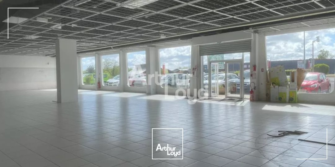 LA CHAUSSÉE SAINT VICTOR - LOCATION LOCAL D'ACTIVITÉ OU COMMERCIAL DE 584 M² - BELLE VISIBILITÉ